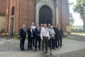 24.07.2023. Sandomierz. Konferencja prasowa w sprawie funduszy na remonty zabytków. Na zdjęciu (przy mikrofonie): senator Jarosław Rusiecki. / Fot. Grażyna Szlęzak - Radio Kielce.