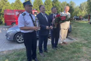 15.07.2023. Słabuszewice. Jubileusz 90-lecia OSP w Słabuszewicach. Na zdjęciu (od lewej): Tomasz Staniek - starosta opatowski, Andrzej Kryj - poseł PiS, Marek Kwitek - poseł PiS i Jarosław Rusiecki - senator PiS / Fot. Anna Głąb - Radio Kielce