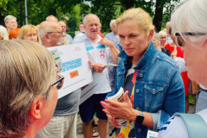 17.07.2023. Starachowice. Akcja Koalicji Obywatelskiej „Pilnuję wyborów”. Na zdjęciu, z prawej, poseł Barbara Nowacka / Fot. Anna Głąb – Radio Kielce