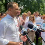 17.07.2023. Starachowice. Akcja Koalicji Obywatelskiej „Pilnuję wyborów”. Na zdjęciu, w środku, poseł Sławomir Nitras / Fot. Anna Głąb – Radio Kielce