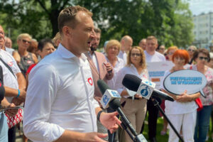 17.07.2023. Starachowice. Akcja Koalicji Obywatelskiej „Pilnuję wyborów”. Na zdjęciu, w środku, poseł Sławomir Nitras / Fot. Anna Głąb – Radio Kielce