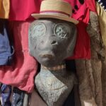 Ćmielów. Instalacja „Piękne małpy Europy - Nie mam się w co ubrać” / Fot. Anna Głąb – Radio Kielce