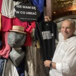 Ćmielów. Instalacja „Piękne małpy Europy - Nie mam się w co ubrać”. Na zdjęciu: Adam Spała / Fot. Anna Głąb – Radio Kielce