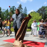 Nowe słoneczko w buskiej Alei Gwiazd - Radio Kielce 23.07.2023. Busko-Zdrój. Krystian Tkaczewski odsłonił odsłonił „Słoneczko" w buskiej Alei Gwiazd. Na zdjęciu Krystian Tkaczewski. / Fot. Marta Gajda-Kruk - Radio Kielce