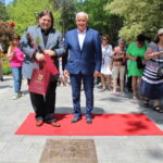 Nowe słoneczko w buskiej Alei Gwiazd - Radio Kielce 23.07.2023. Busko-Zdrój. Krystian Tkaczewski odsłonił odsłonił „Słoneczko" w buskiej Alei Gwiazd. Na zdjęciu (od lewej): Krystian Tkaczewski i Waldemar Sikora - burmistrz Buska-Zdroju / Fot. Marta Gajda-Kruk - Radio Kielce