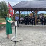 29.07.2023. Smerdyna. Jubileusz 95-lecia istnienia OSP w Smerdynie, w gminie Staszów. Na zdjęciu (przemawia): Anna Krupka - wiceminister sportu i turystyki / Fot. Grażyna Szlęzak – Radio Kielce