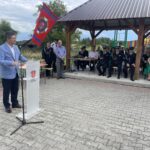 29.07.2023. Smerdyna. Jubileusz 95-lecia istnienia OSP w Smerdynie, w gminie Staszów. Na zdjęciu (przemawia): senator Jacek Włosowicz / Fot. Grażyna Szlęzak – Radio Kielce