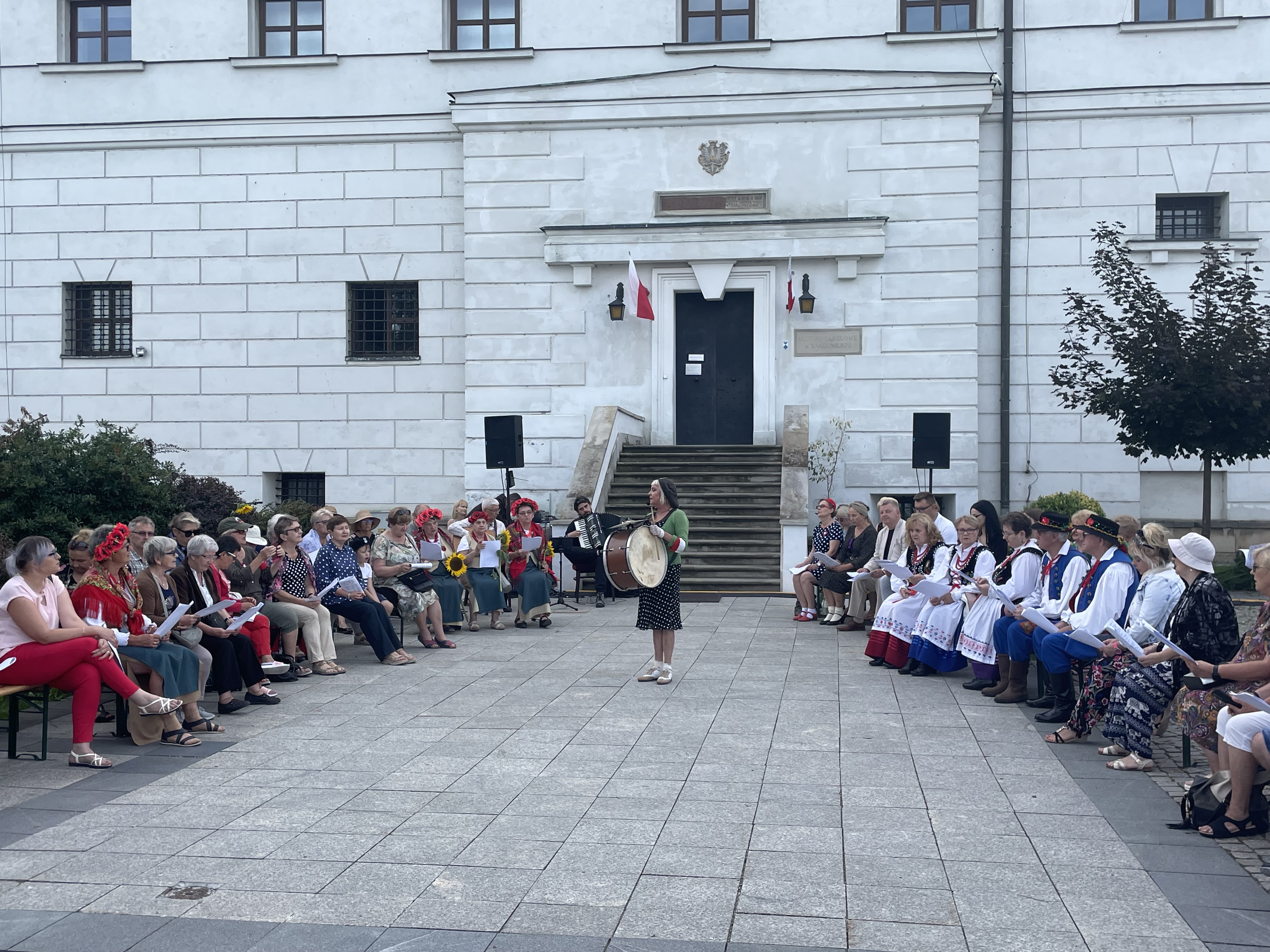 Sandomierzanie i turyści wspólnie śpiewali żołnierskie i patriotyczne pieśni