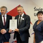 27.07.2023 Kielce. Od lewej na zdjęciu: Bogusław Kowalczyk - wójt Michałowa, Zbigniew Koniusz - wojewoda świętokrzyski, Halina Głombińska - skarbnik gminy Michałów / Fot. Michał Kita