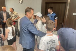 04.07.2023. Kielce. Dzieci z rejonu solecznickiego na Litwie z wizytą w Starostwie Powiatowym w Kielcach. Na zdjęciu (w środku): Mirosław Gębski - starosta kielecki / Fot. Iwona Murawska - Radio Kielce