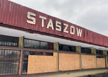 Czy pociągi pasażerskie wrócą do Staszowa? - Radio Kielce 01.04.2022. Staszów. Dworzec kolejowy / Fot. Robert Felczak – Radio Kielce