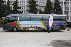 06.07.2023. Kielce. Prezentacja autobusu z Kielc na Święty Krzyż / Fot. Jarosław Kubalski - Radio Kielce