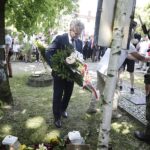 09.07.2023. Kielce. Marsz milczenia w rocznice Rzezi Wołyńskiej. Kwiaty składa senator Krzysztof Słoń. / Fot. Jarosław Kubalski - Radio Kielce.