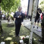 09.07.2023. Kielce. Marsz milczenia w rocznice Rzezi Wołyńskiej. Kwiaty składa senator Krzysztof Słoń. / Fot. Jarosław Kubalski - Radio Kielce.
