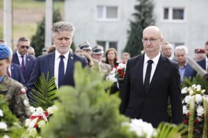 12.07.2023. 80. rocznica pacyfikacji Michniowa. Na zdjęciu (od lewej): senator Krzysztof Słoń, Piotr Wawrzyk - wiceminister spraw zagranicznych / Fot. Jarosław Kubalski - Radio Kielce