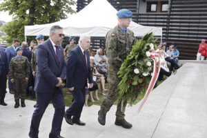 12.07.2023. 80. rocznica pacyfikacji Michniowa. Na zdjęciu (z tyłu, od lewej): Tomasz Jamka - członek zarządu województwa, Andrzej Bętkowski - marszałek województwa / Fot. Jarosław Kubalski - Radio Kielce