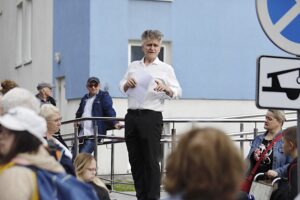 30.07.2023. Kielce. Wyjazd grupy ponad 80 osób niepełnosprawnych i wolontariuszy ze Świętokrzyskiego Stowarzyszenia „Niepełnosprawni Plus” na obóz rehabilitacyjny do Sarbinowa nad Morzem Bałtyckim. Na zdjęciu: senator Krzysztof Słoń / Fot. Jarosław Kubalski – Radio Kielce