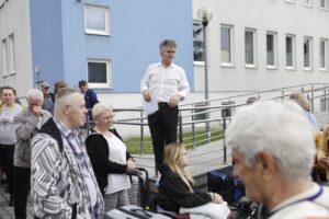 30.07.2023. Kielce. Wyjazd grupy ponad 80 osób niepełnosprawnych i wolontariuszy ze Świętokrzyskiego Stowarzyszenia „Niepełnosprawni Plus” na obóz rehabilitacyjny do Sarbinowa nad Morzem Bałtyckim. Na zdjęciu: senator Krzysztof Słoń / Fot. Jarosław Kubalski – Radio Kielce