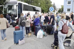 30.07.2023. Kielce. Wyjazd grupy ponad 80 osób niepełnosprawnych i wolontariuszy ze Świętokrzyskiego Stowarzyszenia „Niepełnosprawni Plus” na obóz rehabilitacyjny do Sarbinowa nad Morzem Bałtyckim / Fot. Jarosław Kubalski – Radio Kielce