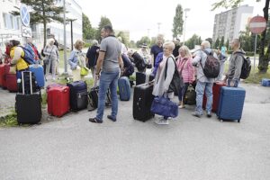 30.07.2023. Kielce. Wyjazd grupy ponad 80 osób niepełnosprawnych i wolontariuszy ze Świętokrzyskiego Stowarzyszenia „Niepełnosprawni Plus” na obóz rehabilitacyjny do Sarbinowa nad Morzem Bałtyckim / Fot. Jarosław Kubalski – Radio Kielce