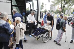 30.07.2023. Kielce. Wyjazd grupy ponad 80 osób niepełnosprawnych i wolontariuszy ze Świętokrzyskiego Stowarzyszenia „Niepełnosprawni Plus” na obóz rehabilitacyjny do Sarbinowa nad Morzem Bałtyckim / Fot. Jarosław Kubalski – Radio Kielce