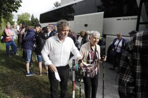 30.07.2023. Kielce. Wyjazd grupy ponad 80 osób niepełnosprawnych i wolontariuszy ze Świętokrzyskiego Stowarzyszenia „Niepełnosprawni Plus” na obóz rehabilitacyjny do Sarbinowa nad Morzem Bałtyckim. Na zdjęciu: senator Krzysztof Słoń / Fot. Jarosław Kubalski – Radio Kielce