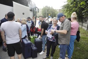 30.07.2023. Kielce. Wyjazd grupy ponad 80 osób niepełnosprawnych i wolontariuszy ze Świętokrzyskiego Stowarzyszenia „Niepełnosprawni Plus” na obóz rehabilitacyjny do Sarbinowa nad Morzem Bałtyckim / Fot. Jarosław Kubalski – Radio Kielce