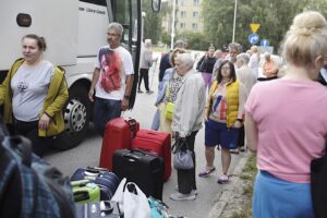 30.07.2023. Kielce. Wyjazd grupy ponad 80 osób niepełnosprawnych i wolontariuszy ze Świętokrzyskiego Stowarzyszenia „Niepełnosprawni Plus” na obóz rehabilitacyjny do Sarbinowa nad Morzem Bałtyckim / Fot. Jarosław Kubalski – Radio Kielce