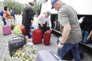 30.07.2023. Kielce. Wyjazd grupy ponad 80 osób niepełnosprawnych i wolontariuszy ze Świętokrzyskiego Stowarzyszenia „Niepełnosprawni Plus” na obóz rehabilitacyjny do Sarbinowa nad Morzem Bałtyckim / Fot. Jarosław Kubalski – Radio Kielce