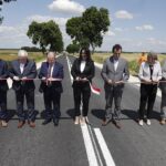07.07.2023. Łysaków. Oddanie do użytku po modernizacji niemal kilometrowego odcinka drogi wojewódzkiej nr 768. Na zdjęciu (od lewej): Jerzy Wrona - dyrektor Świętokrzyskiego Zarządu Dróg Wojewódzkich, Andrzej Bętkowski - marszałek województwa, Marek Bogusławski - wicemarszałek województwa, Monika Słoniewska - zastępca dyrektora Świętokrzyskiego Zarządu Dróg Wojewódzkich, radny Leszek Wawrzyła, radna Bogusława Wypych i Artur Piwowar - prezes Duktu / Fot. Jarosław Kubalski - Radio Kielce