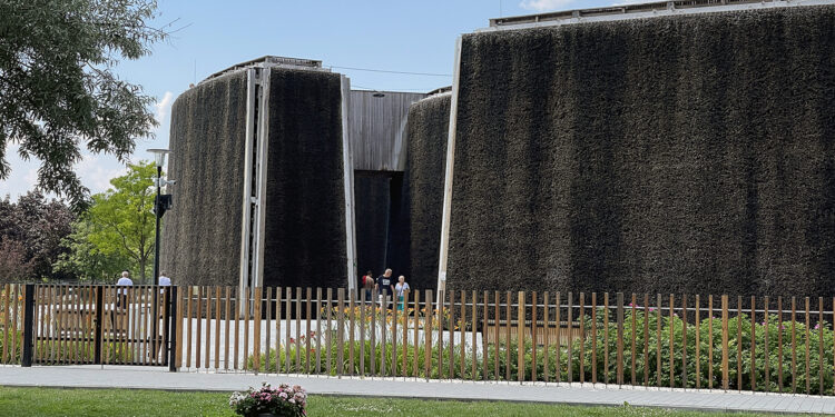 16.07.2023. Busko-Zdrój. Tężnia solankowa / Fot. Robert Felczak – Radio Kielce