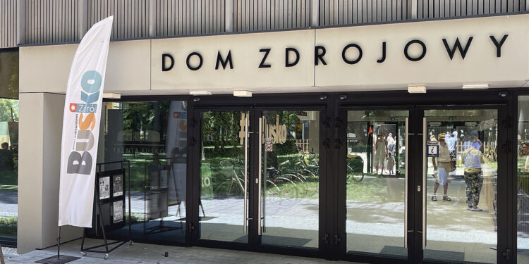16.07.2023. Busko-Zdrój. Dom zdrojowy, tężnia solankowa / Fot. Robert Felczak – Radio Kielce
