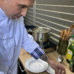 Radio Kielce. Gotowanie na antenie – filmowe przepisy. Na zdjęciu Marcin Maciąg – szef kuchni restauracji Ciżemka w Sandomierzu / Fot. Angelika Rejnowicz – Radio Kielce