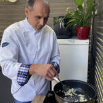 Radio Kielce. Gotowanie na antenie – filmowe przepisy. Na zdjęciu Marcin Maciąg – szef kuchni restauracji Ciżemka w Sandomierzu / Fot. Angelika Rejnowicz – Radio Kielce