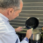 Radio Kielce. Gotowanie na antenie – filmowe przepisy. Na zdjęciu Marcin Maciąg – szef kuchni restauracji Ciżemka w Sandomierzu / Fot. Angelika Rejnowicz – Radio Kielce