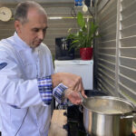 Radio Kielce. Gotowanie na antenie – filmowe przepisy. Na zdjęciu Marcin Maciąg – szef kuchni restauracji Ciżemka w Sandomierzu / Fot. Angelika Rejnowicz – Radio Kielce