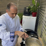 Radio Kielce. Gotowanie na antenie – filmowe przepisy. Na zdjęciu Marcin Maciąg – szef kuchni restauracji Ciżemka w Sandomierzu / Fot. Angelika Rejnowicz – Radio Kielce