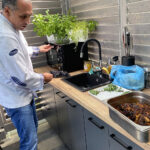 Radio Kielce. Gotowanie na antenie – filmowe przepisy. Na zdjęciu Marcin Maciąg – szef kuchni restauracji Ciżemka w Sandomierzu / Fot. Angelika Rejnowicz – Radio Kielce