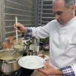 Radio Kielce. Gotowanie na antenie – filmowe przepisy. Na zdjęciu Marcin Maciąg – szef kuchni restauracji Ciżemka w Sandomierzu / Fot. Angelika Rejnowicz – Radio Kielce