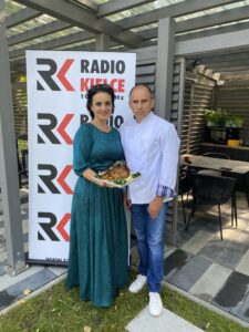 Radio Kielce. Gotowanie na antenie – filmowe przepisy. Na zdjęciu Magdalena Sitek – Radio Kielce oraz Marcin Maciąg – szef kuchni restauracji Ciżemka w Sandomierzu / Fot. Angelika Rejnowicz – Radio Kielce