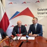 03.07.2023. Kielce. Podpisanie umowy wsparcia na zadania związane z usuwaniem skutków klęsk żywiołowych w powiecie sandomierskim. Na zdjęciu (od lewej): senator Krzysztof Słoń, Rafał Nowak - wicewojewoda świętokrzyski, Marcin Piwnik - starosta sandomierski, poseł Marek Kwitek / Fot. Michał Kita - Radio Kielce