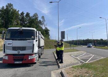 Policja kontroluje ciężarówki