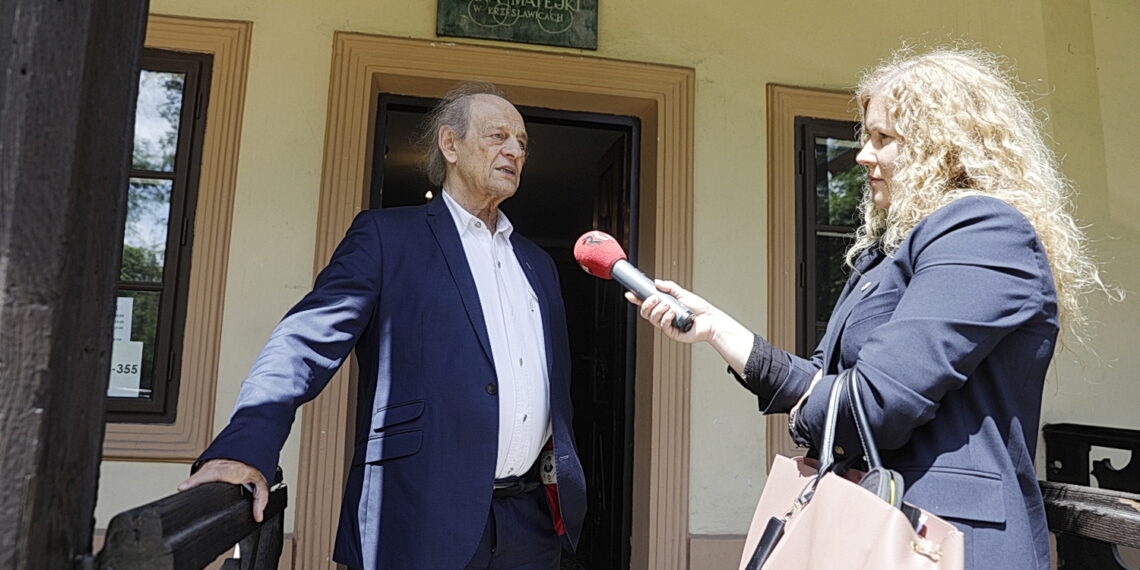 12.06.2023. Krzesławice. Dworek Jana Matejki. Na zdjęciu (od lewej): Zbigniew Kazimierz Witek – prezes Towarzystwa Przyjaciół Sztuk Pięknych w Krakowie, Dorota Klusek - Radio Kielce / Fot. Jarosław Kubalski - Radio Kielce.