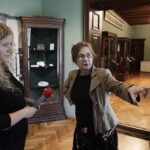13.06.2023 Kraków. Dom Jana Matejki. Dorota Klusek - Radio Kielce i Marta Kłak-Ambrożkiewicz – kustosz i kierownik Muzeum Dom Jana Matejki / Fot. Jarosław Kubalski - Radio Kielce