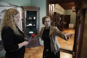 13.06.2023 Kraków. Dom Jana Matejki. Dorota Klusek - Radio Kielce i Marta Kłak-Ambrożkiewicz – kustosz i kierownik Muzeum Dom Jana Matejki / Fot. Jarosław Kubalski - Radio Kielce