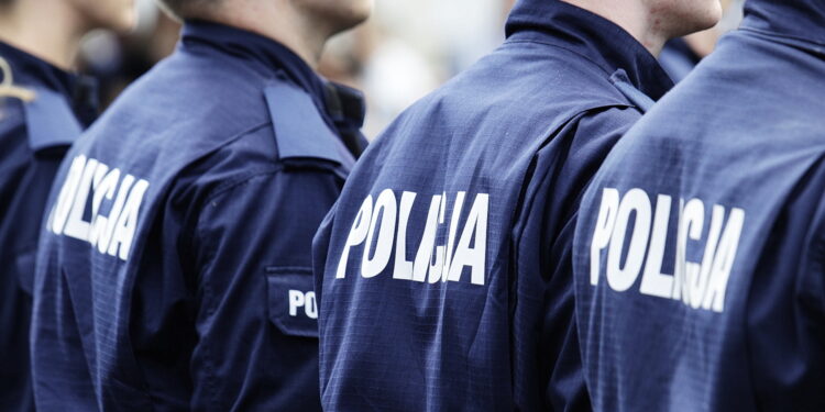 Policjanci otrzymali nowe koszule. To jednak nie koniec zmian w umundurowaniu - Radio Kielce Policjanci otrzymali nowe koszule. To jednak nie koniec zmian w umundurowaniu