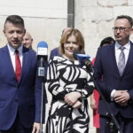 14.07.2023. Jędrzejów. Konferencja w sprawie wyników naboru w Rządowym Programie Odbudowy Zabytków. Na zdjęciu (od lewej): poseł Bartłomiej Dorywalski, wiceminister Anna Krupka, Paweł Faryna - starosta jędrzejowski. / Fot. Daniel Lenart - Radio Kielce.