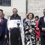 14.07.2023. Jędrzejów. Konferencja w sprawie wyników naboru w Rządowym Programie Odbudowy Zabytków. Na zdjęciu (od lewej): poseł Bartłomiej Dorywalski, ojciec Rafał Ścibiorowski, wiceminister Anna Krupka, Paweł Faryna - starosta jędrzejowski. / Fot. Jarosław Kubalski - Radio Kielce.