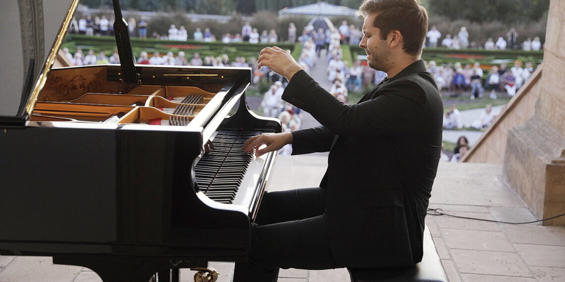 15.07.2023. Kielce. Pierwszy koncert z cyklu „Chopinowskie inspiracje”. Na zdjęciu: Kamil Pacholec / Fot. Jarosław Kubalski - Radio Kielce