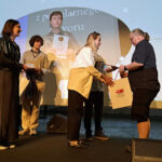 Kołobrzeg. V Ogólnopolski Przegląd Twórczości Przemysława Gintrowskiego „Pamiątki”. Na zdjęciu Krzysztof Bagorski odbiera nagrodę za zwycięstwo w quzie / źródło: Audytorium17